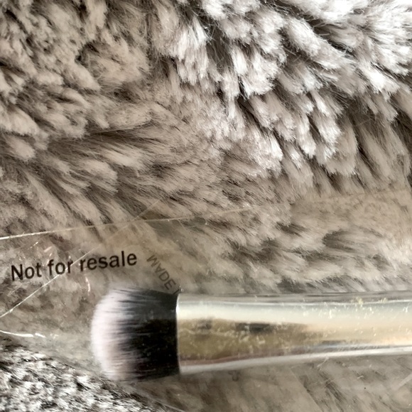 F.A.R.A.H  22E SHADE AND BLEND BRUSH - Picture 7 of 10